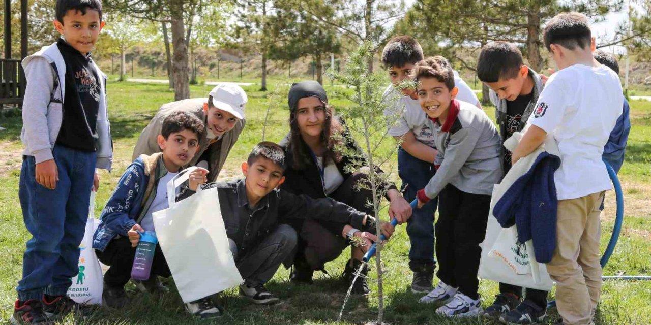 Van'da ilkokul öğrencileri iklim değişikliğine dikkat çekmek için fidan dikti