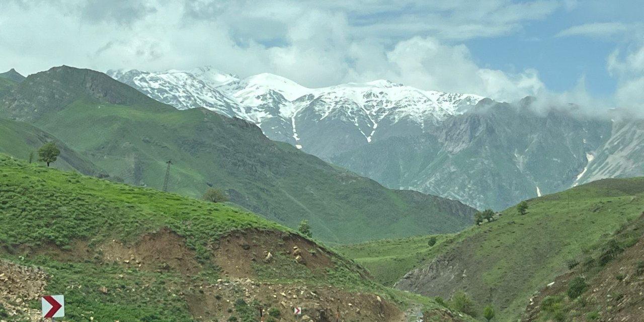 Yüksekova'da yüksek kesimlere kar yağdı