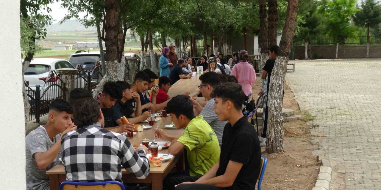 Gercüş Kaymakamı öğrencilerle kahvaltıda buluştu