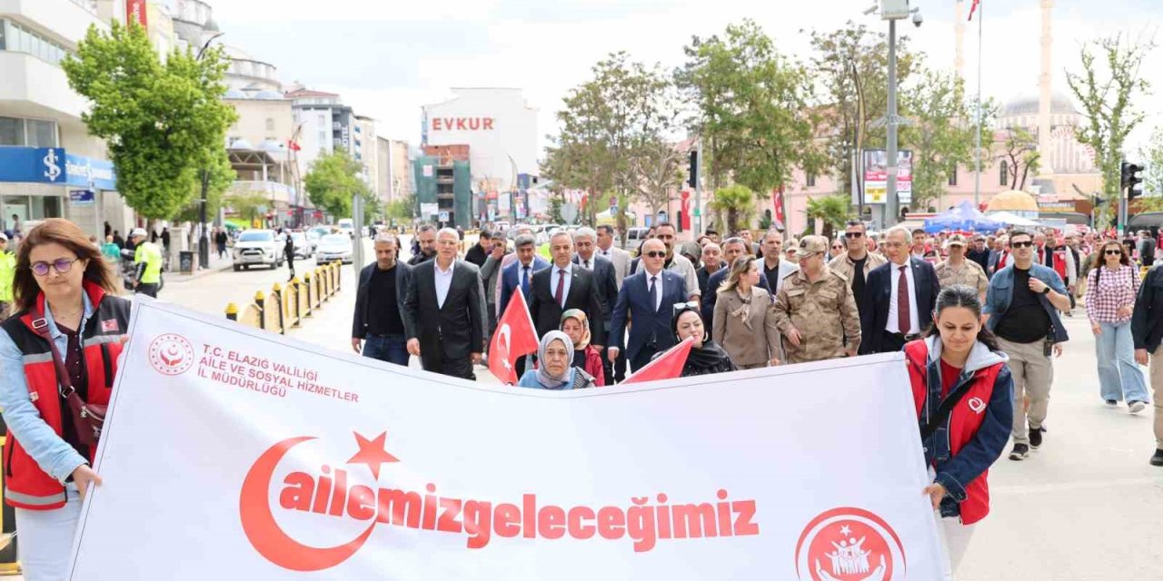 Elazığ’da “2025 Aile Yılı” kortej yürüyüşü düzenlendi
