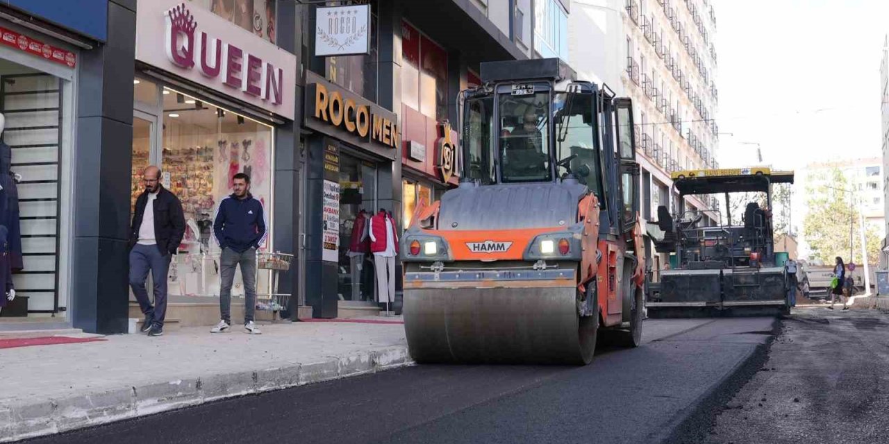 Elazığ’da asfaltlama çalışmaları yoğun tempoyla sürüyor