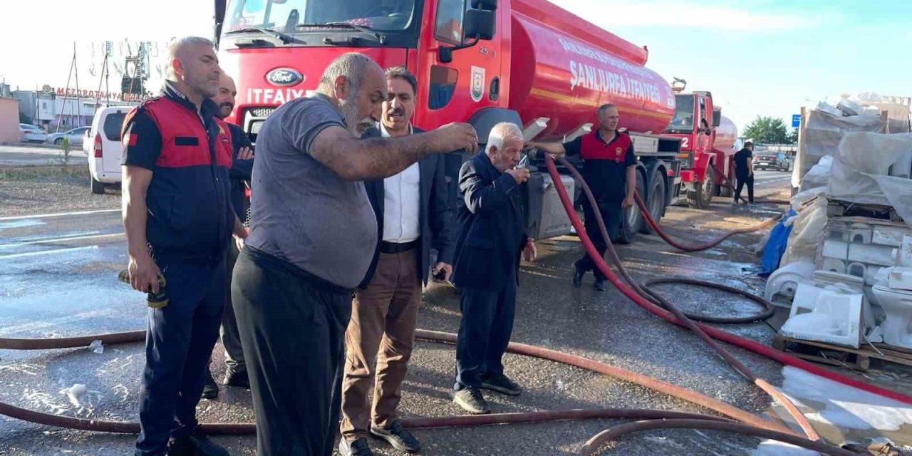 Şanlıurfa’da plastik su tesisatı deposunda yangın çıktı