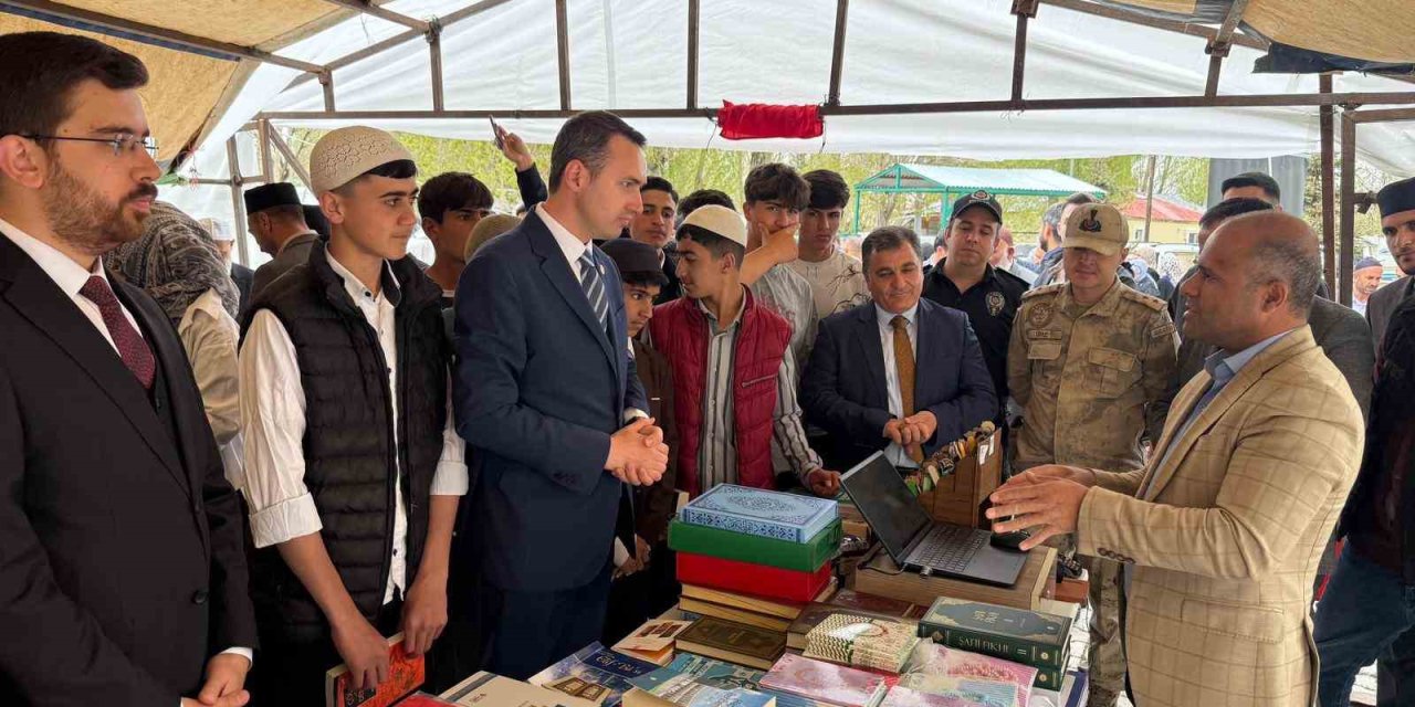 Van’da Çaldıran Müftülüğü ve TDV Kitap Fuarı açtı