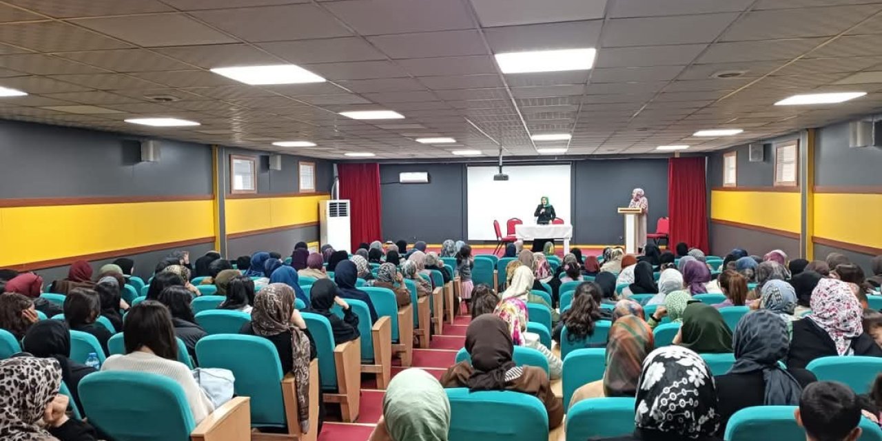 Tutak’ta “Aileyi Ayakta Tutan Değerler” konferansı düzenlendi