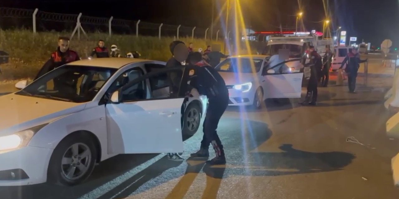 Kahta’da asayiş uygulamasında ruhsatsız tabancalar ele geçirildi