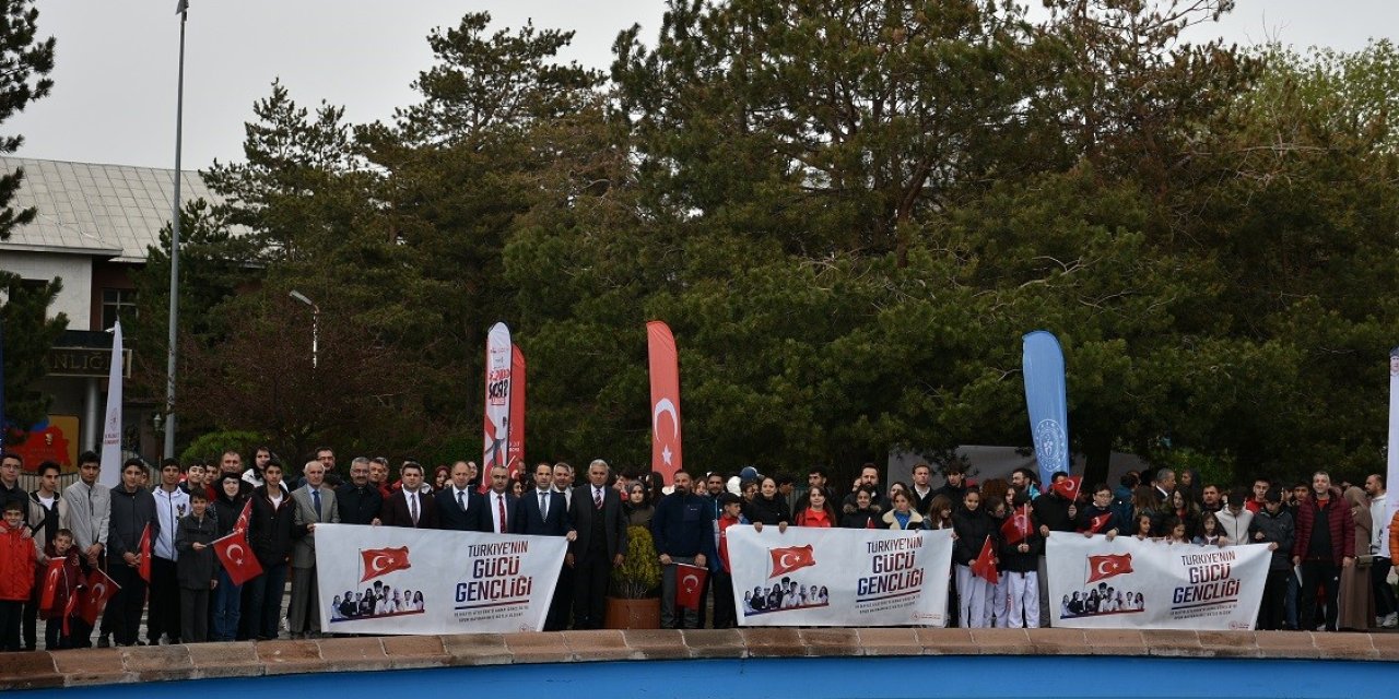 Aile yılı kortej yürüyüşü yağmura rağmen gerçekleşti