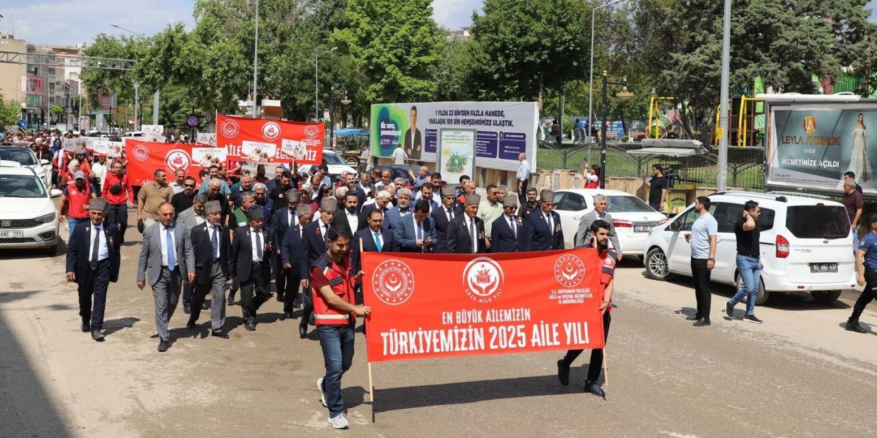 Adıyaman’da “Aile Haftası” yürüyüşüne yoğun katılım