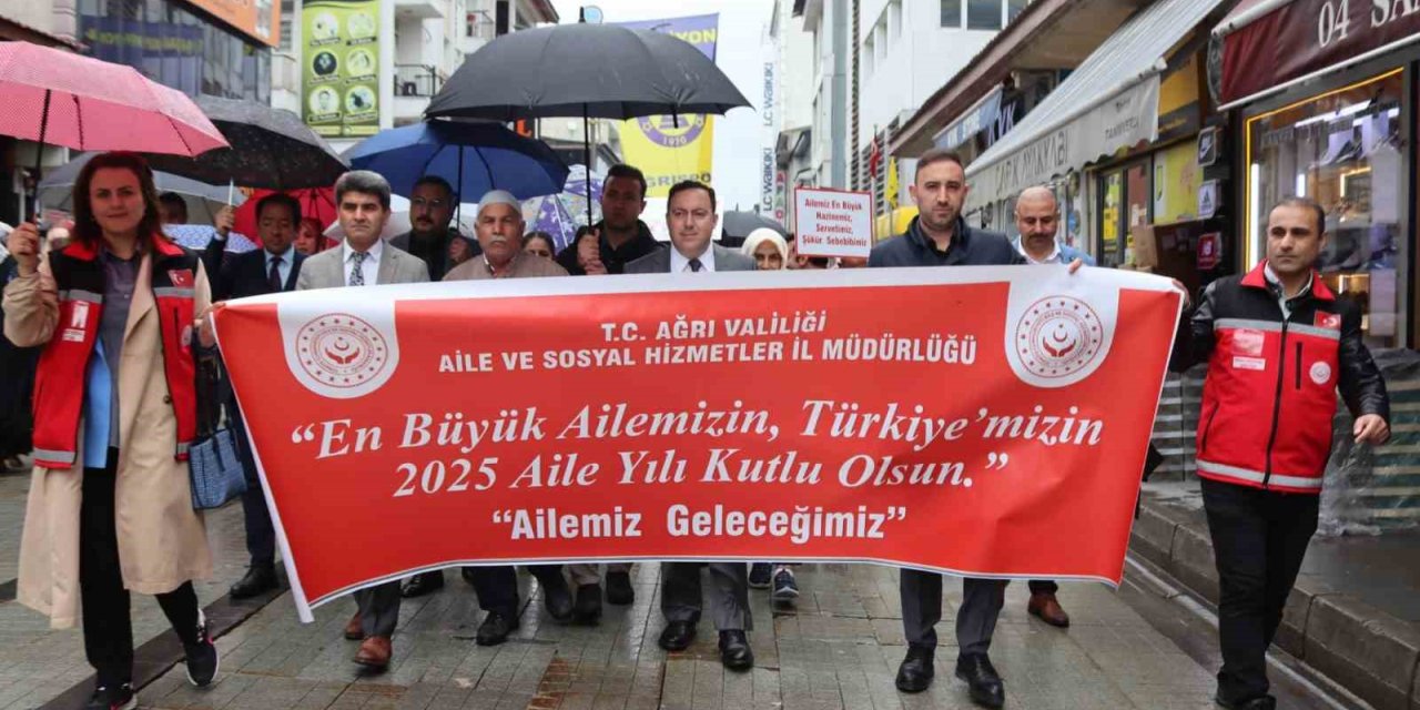 Aile haftası kapsamında kortej yürüyüşü yoğun katılımla gerçekleşti