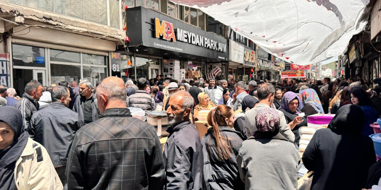 Yüksekova’da Meydan Park AVM açılışına yoğun ilgi