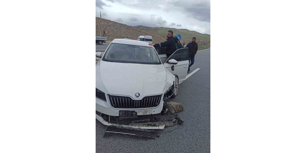 Başkale'de trafik kazası: 2 kişi yaralandı