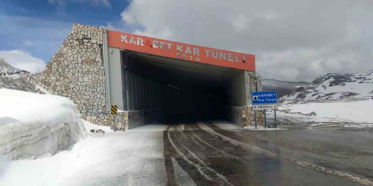 Van'da yağmur yerini kara bıraktı