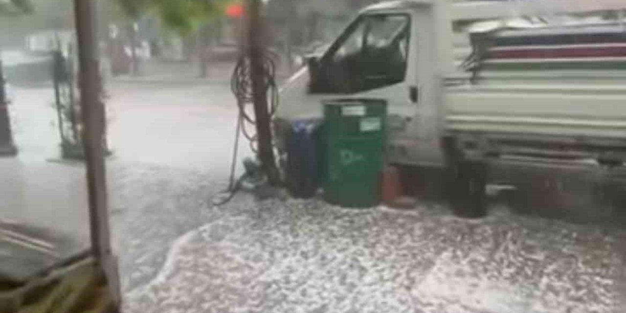 Kozluk'ta dolu kenti beyaza bürüdü