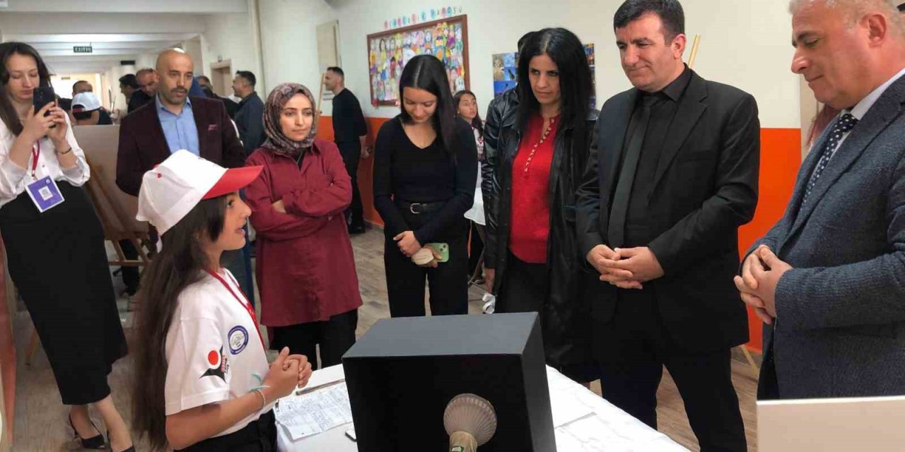 Hakkari SPK Ortaokulunda TÜBİTAK 4006 Fuarı'na ilgi