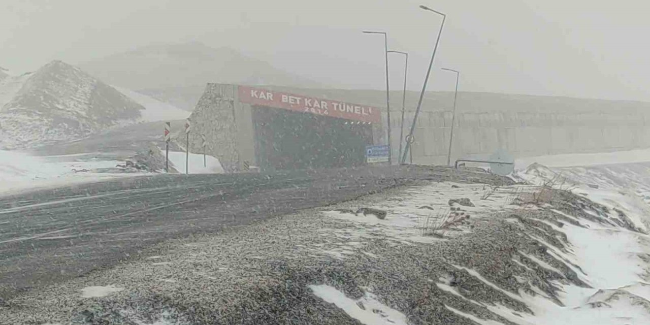 Karabet Geçidi’nde kar yağdı