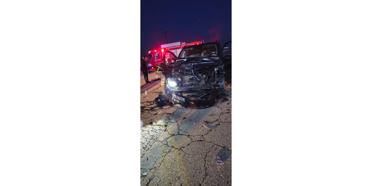 Batman'da otomobil ile kamyonet çarpıştı: 5 yaralı