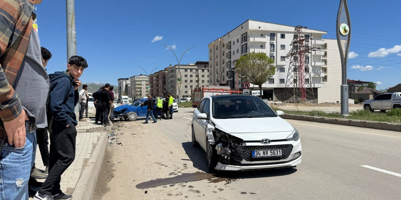 Yüksekova’da iki otomobil kafa kafaya çarpıştı