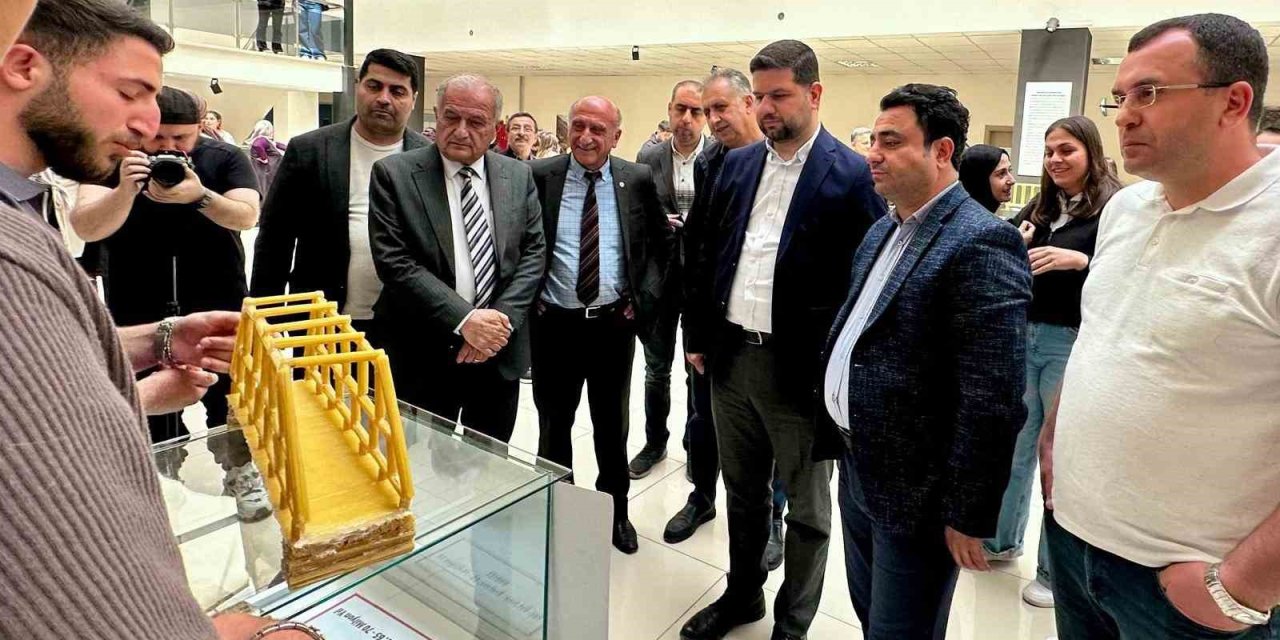 Malatya’da öğrenciler, çubuk makarnayla mühendislik becerilerini sergiledi