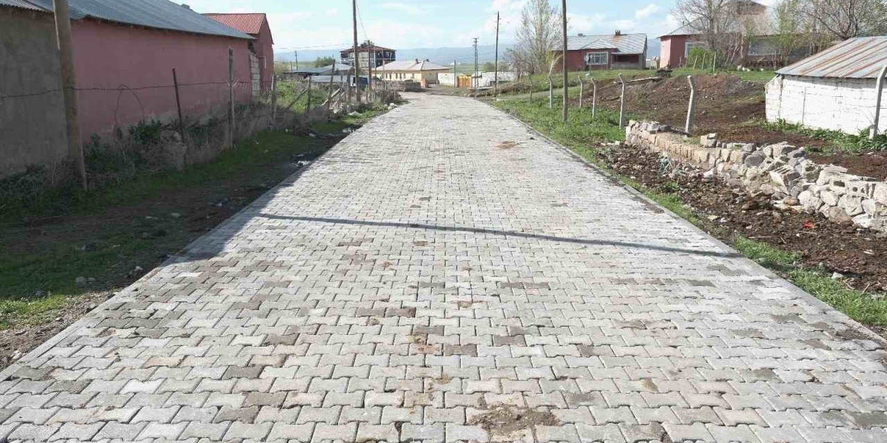 Ağrı’da Yolluyazı köyüne 3 bin metrekare parke taşı döşendi