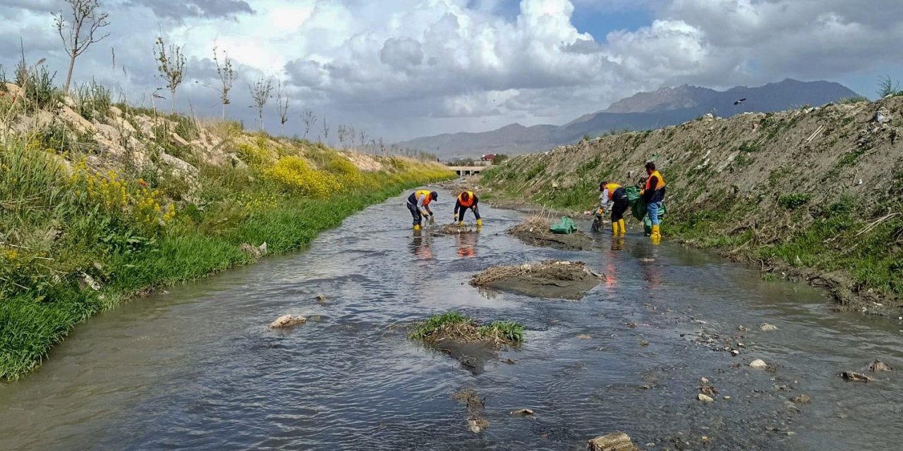 Van Büyükşehir Belediyesi, inci kefali için temizlik çalışması yapıyor