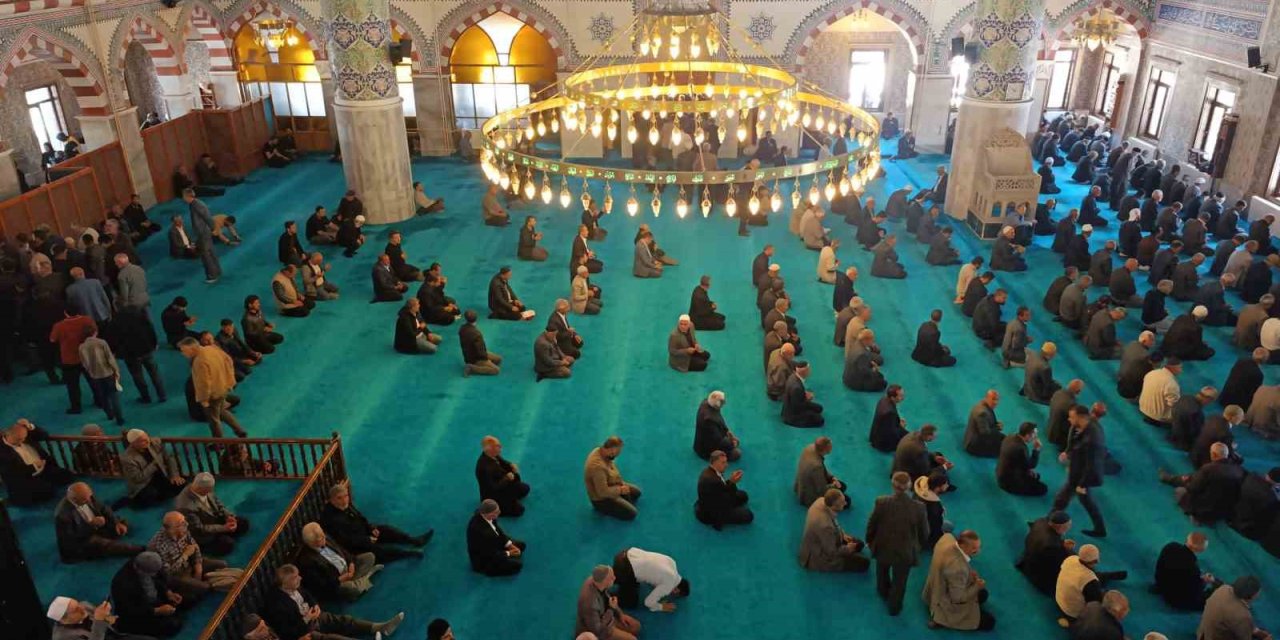Van’daki Hazreti Ömer Camii’nde son cuma namazı kılındı