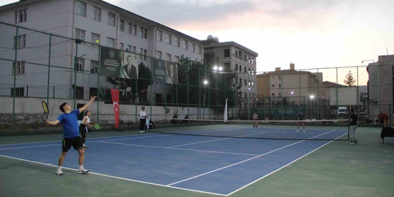 Cizre’de ilk kort tenis heyecanı yaşandı
