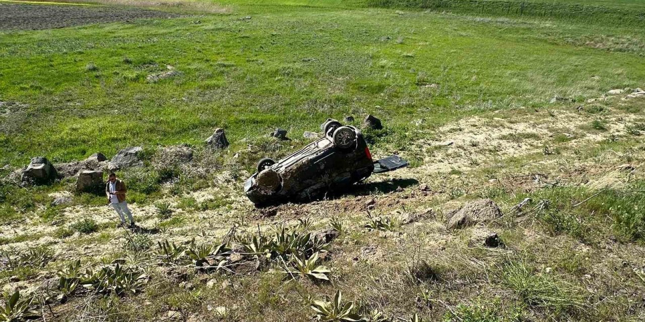 Malazgirt'te hafif ticari araç takla attı: 6 yaralı
