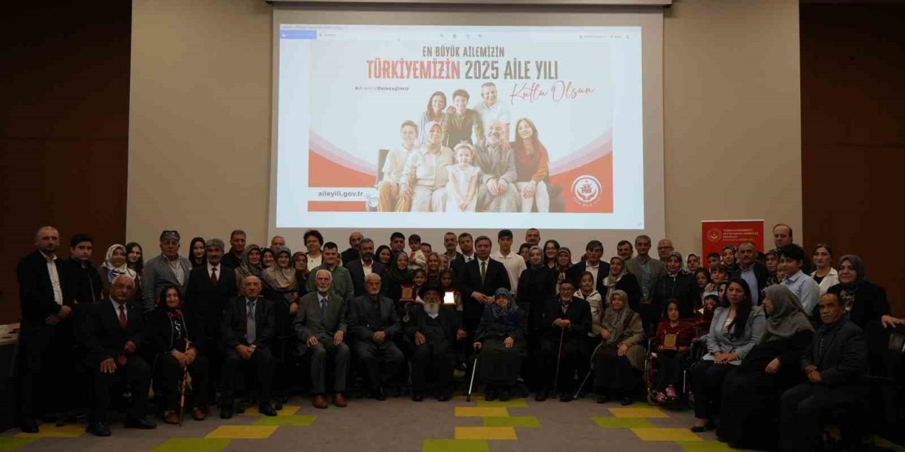 Erzincan’da örnek ailelere şilt takdimi