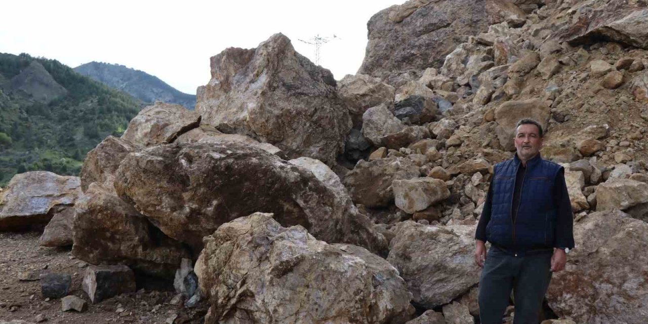 Oltu’da heyelan yolu kapattı