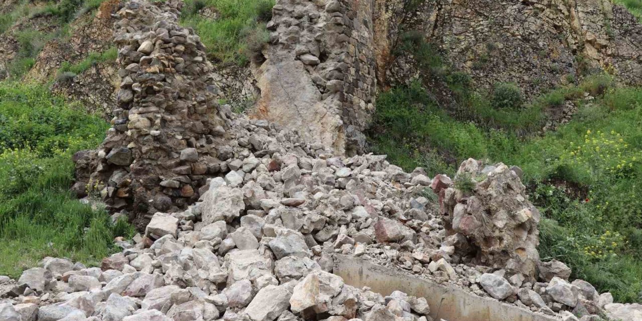 Oltu Kalesi'nin duvarları yıkıldı, restore edilmesi istendi