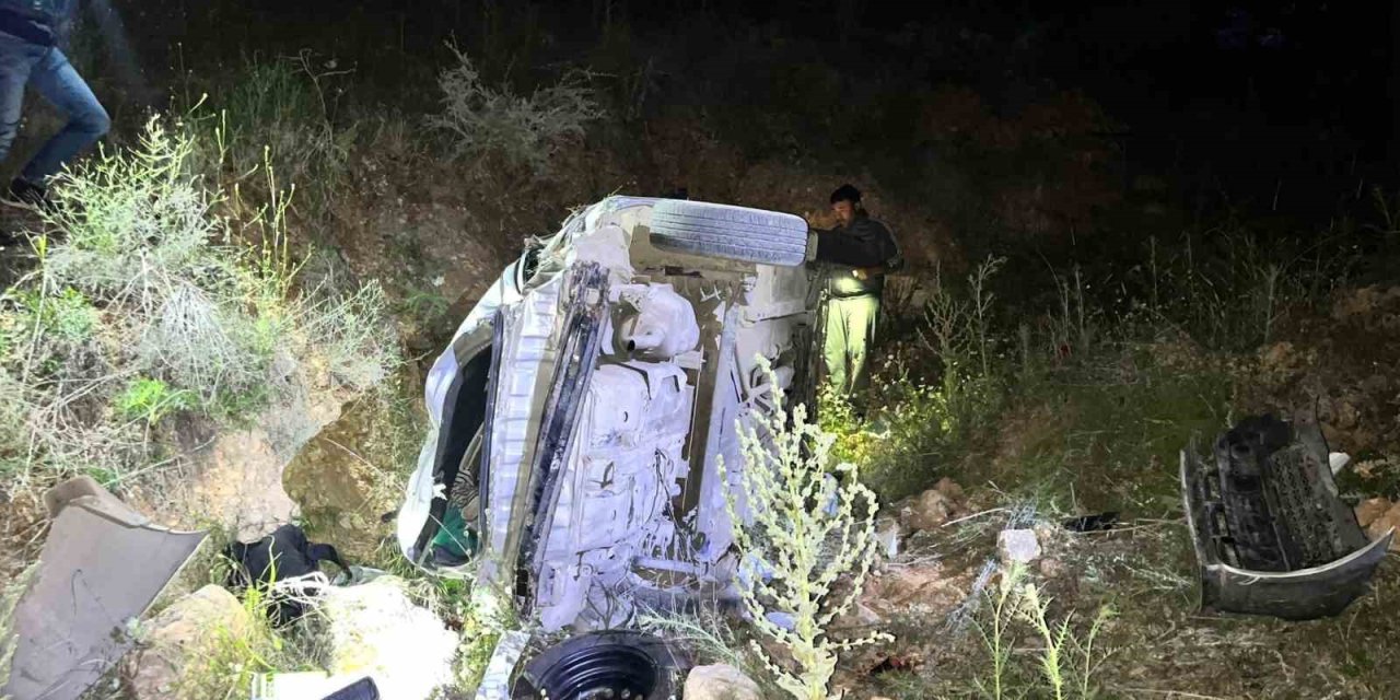 Besni’de otomobil şarampole yuvarlandı: 2 yaralı