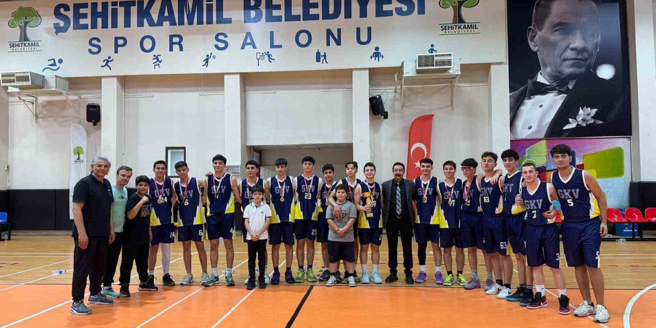 Gaziantep Kolej Vakfı, genç erkekler basketbol şampiyonasında namağlup şampiyon oldu