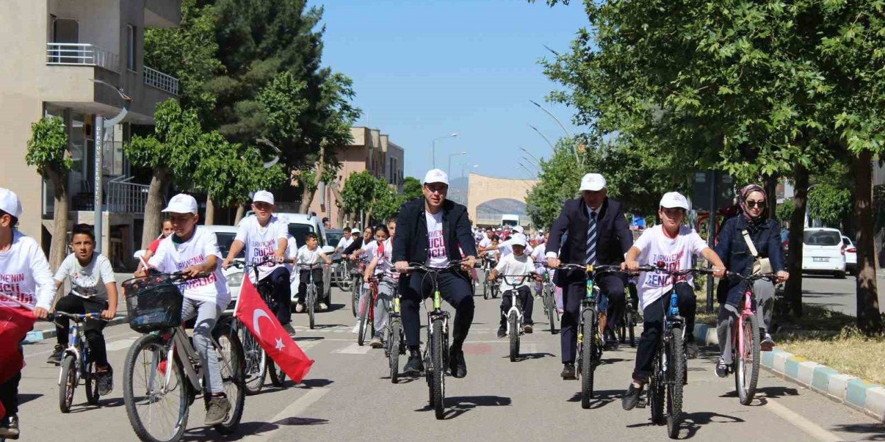 Gercüş'te 19 Mayıs kutlamaları kapsamında bisiklet turu düzenlendi