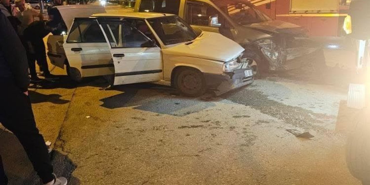 Elazığ'da gece saatlerinde meydana gelen trafik kazasında 3 kişi yaralandı