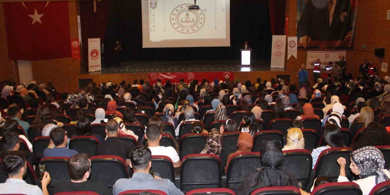 Siirt’te ’Güçlü Aile Güçlü Gelecek’ söyleşisi gerçekleştirildi