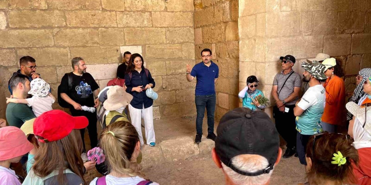 Harran Kaymakamı, turistlere kültür elçiliği yapıyor