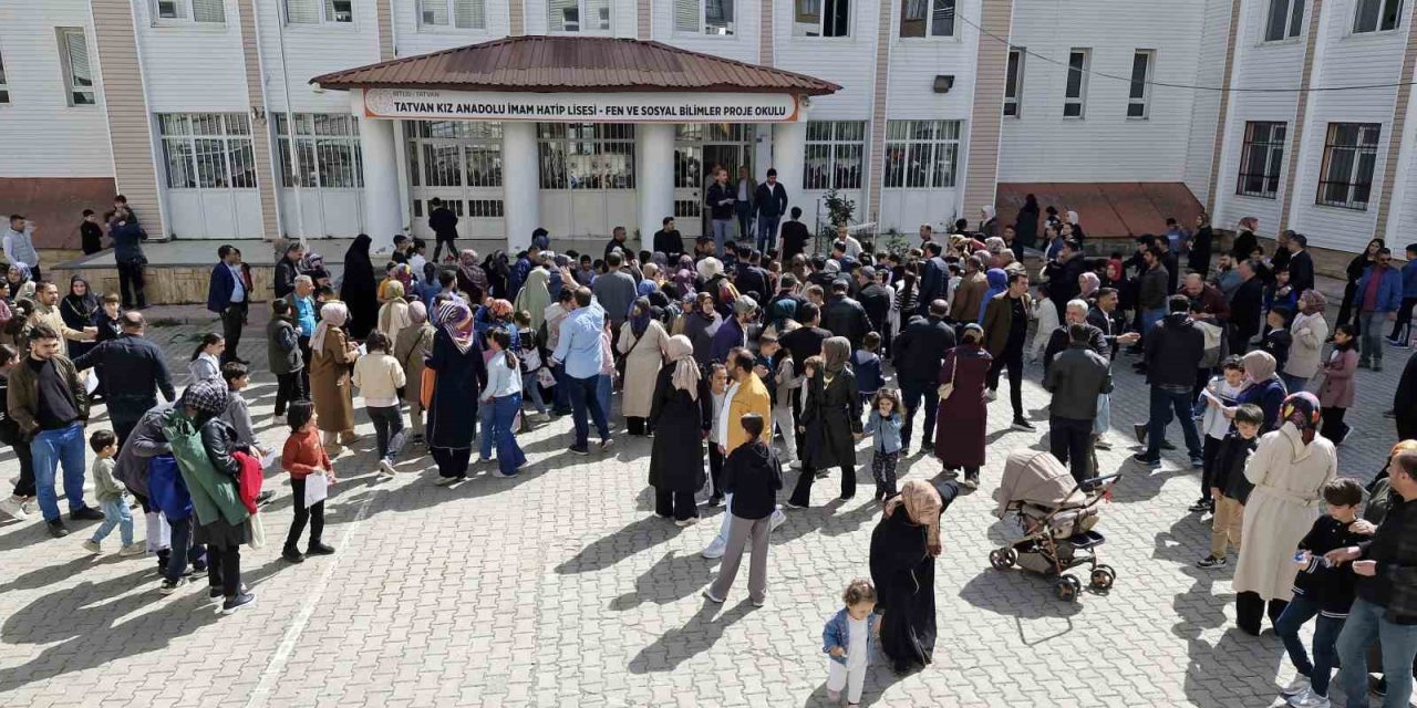 Tatvan’da Sultan Alparslan İmam Hatip Ortaokulu’na büyük ilgi