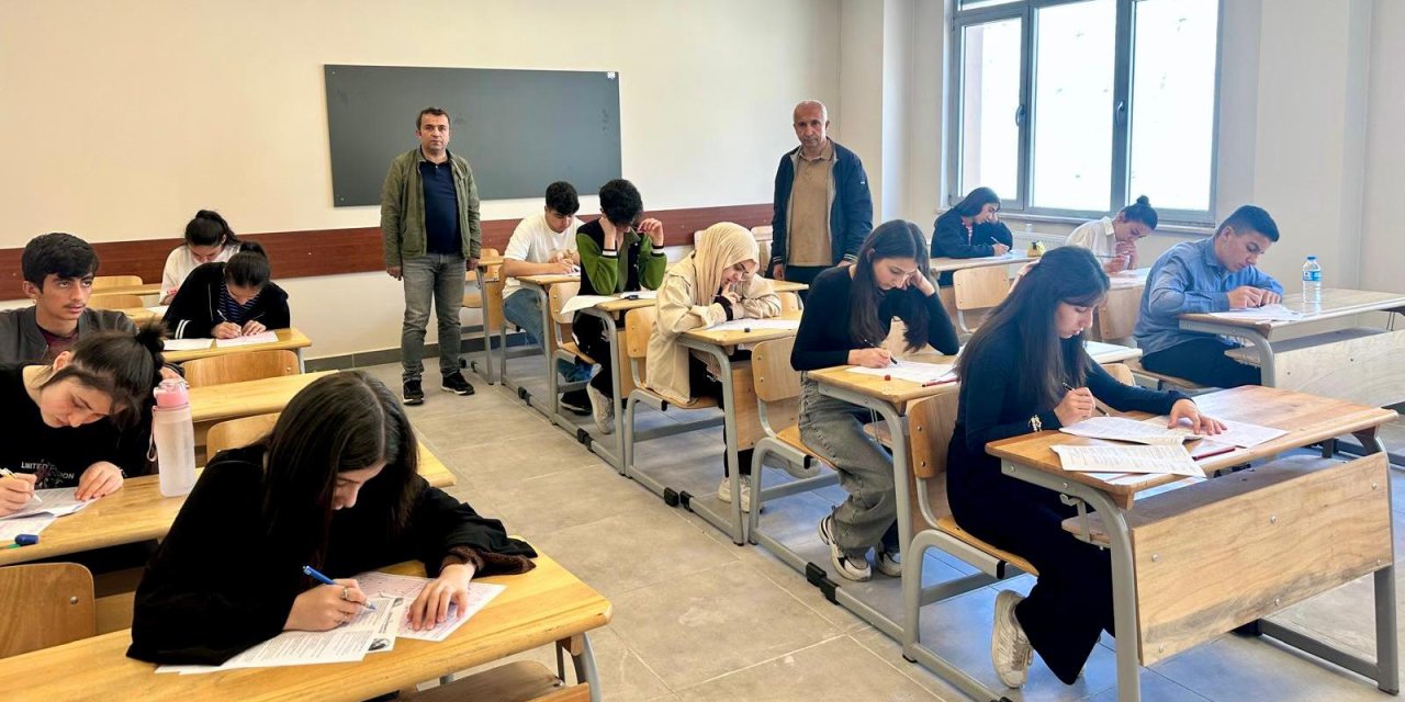 Yüksekova’da 14 okulun katılımıyla kitap okuma yarışması düzenlendi