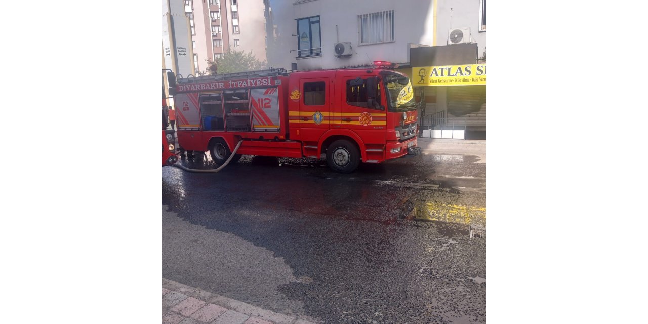 Diyarbakır’da kırtasiye dükkanında yangın çıktı