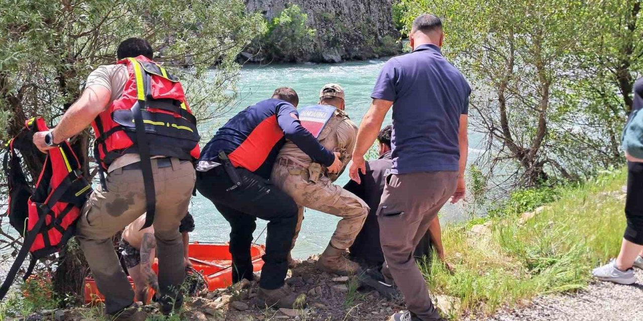 Munzur Nehri’nde mahsur kalan kişiyi ekipler kurtardı