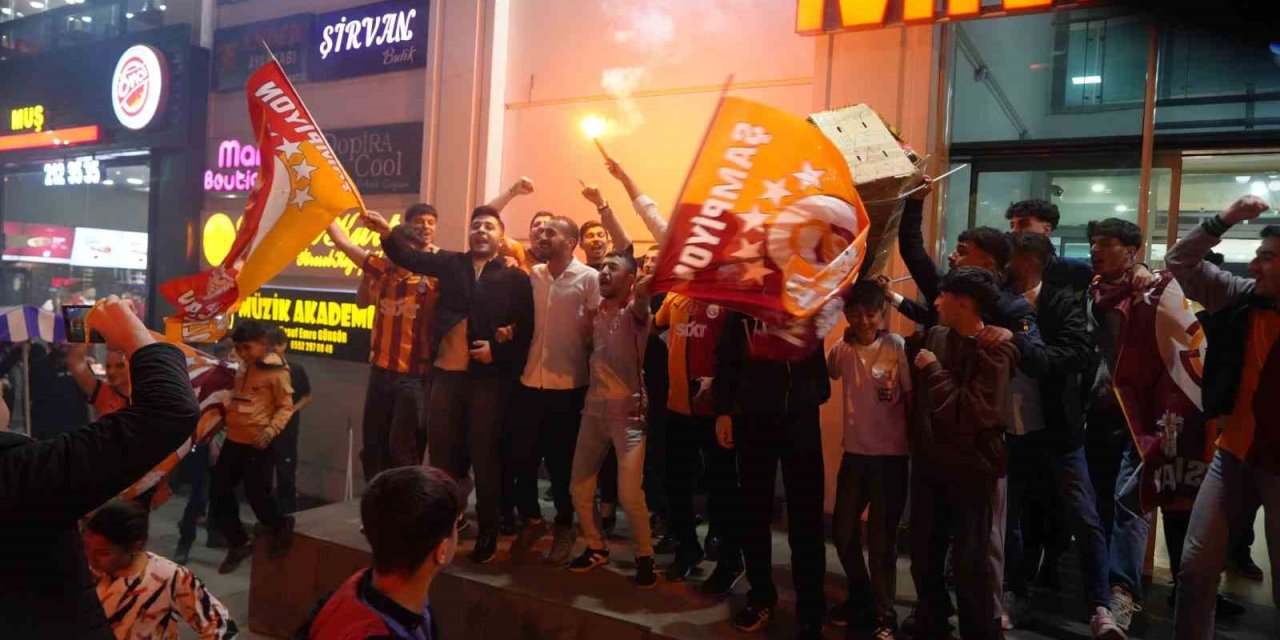 Galatasaray taraftarıları Muş sokaklarında şampiyonluğu kutladı