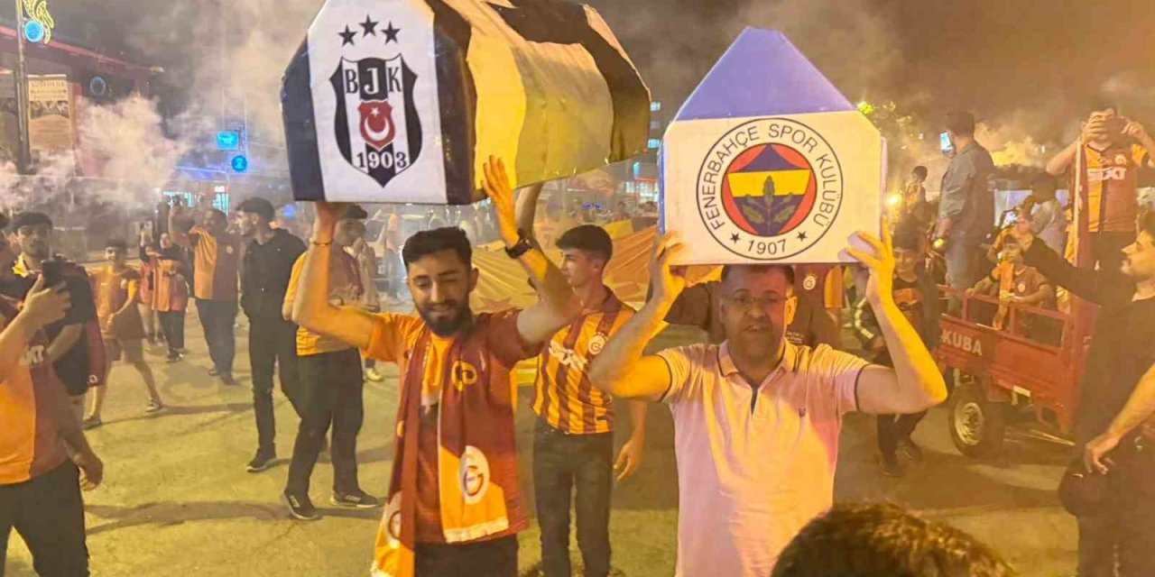Fenerbahçe ve Beşiktaş tabutu ile Şampiyonluğu kutladılar