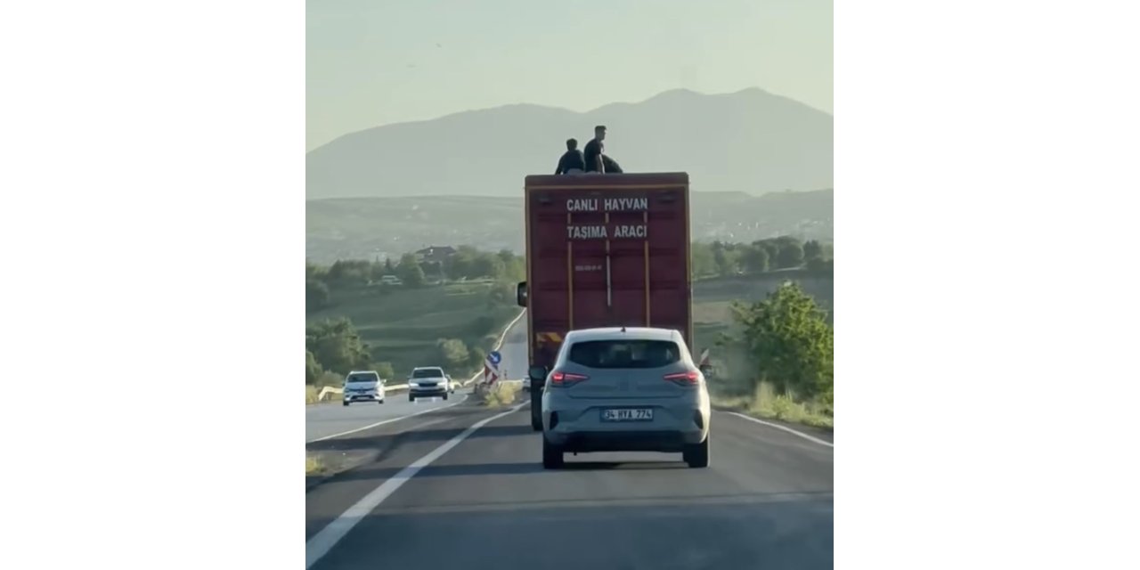 Kamyonun üzerinde tehlikeli yolculuk kamerada