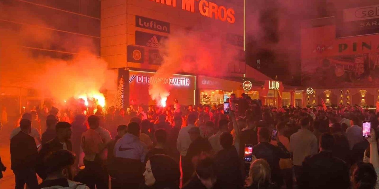 Tatvan’da Galatasaray taraftarları uzun konvoylar oluşturdu