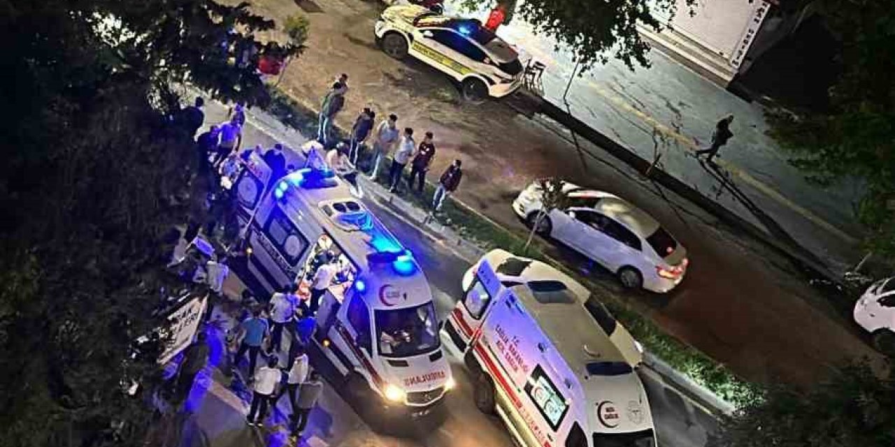 Motorkurye yayalara çarptı: 3 yaralı