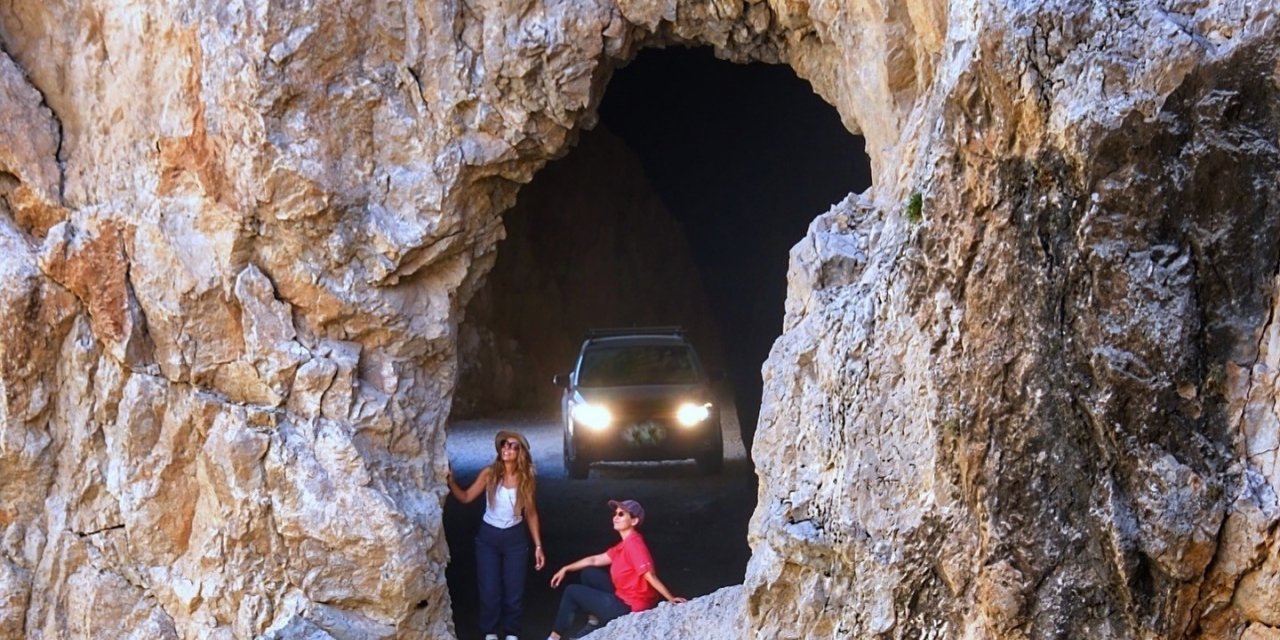 Erzincan'da Taş Yolunda tır sıkıştı, yol geçici süreyle ulaşıma kapatıldı