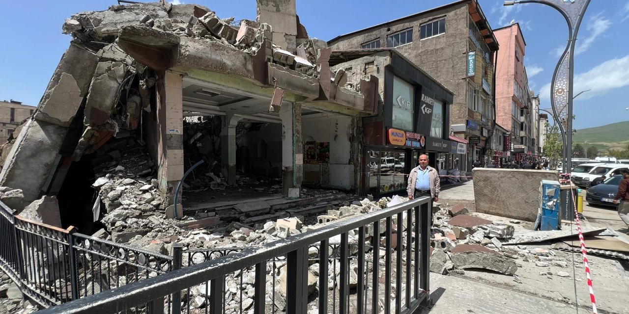 Yüksekova’da 25 yıllık otel yıkıldı: Yerine yeni proje geliyor