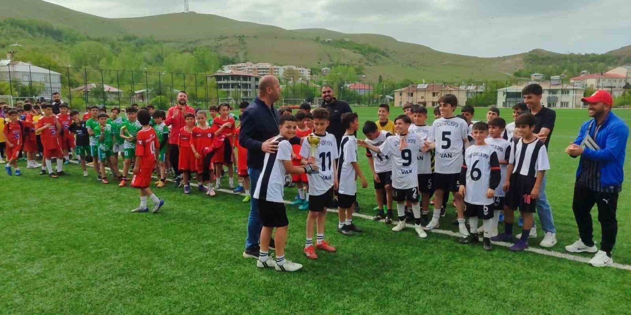 Gevaş’ta şampiyon Özalp Gençlikspor U12 oldu