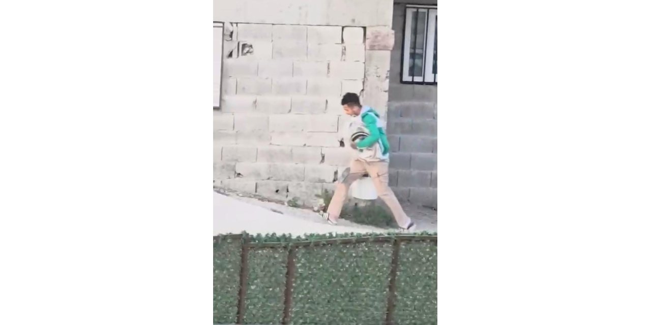Haliliye’de park halindeki araçtan inşaat aleti çalan hırsızlar kamerada