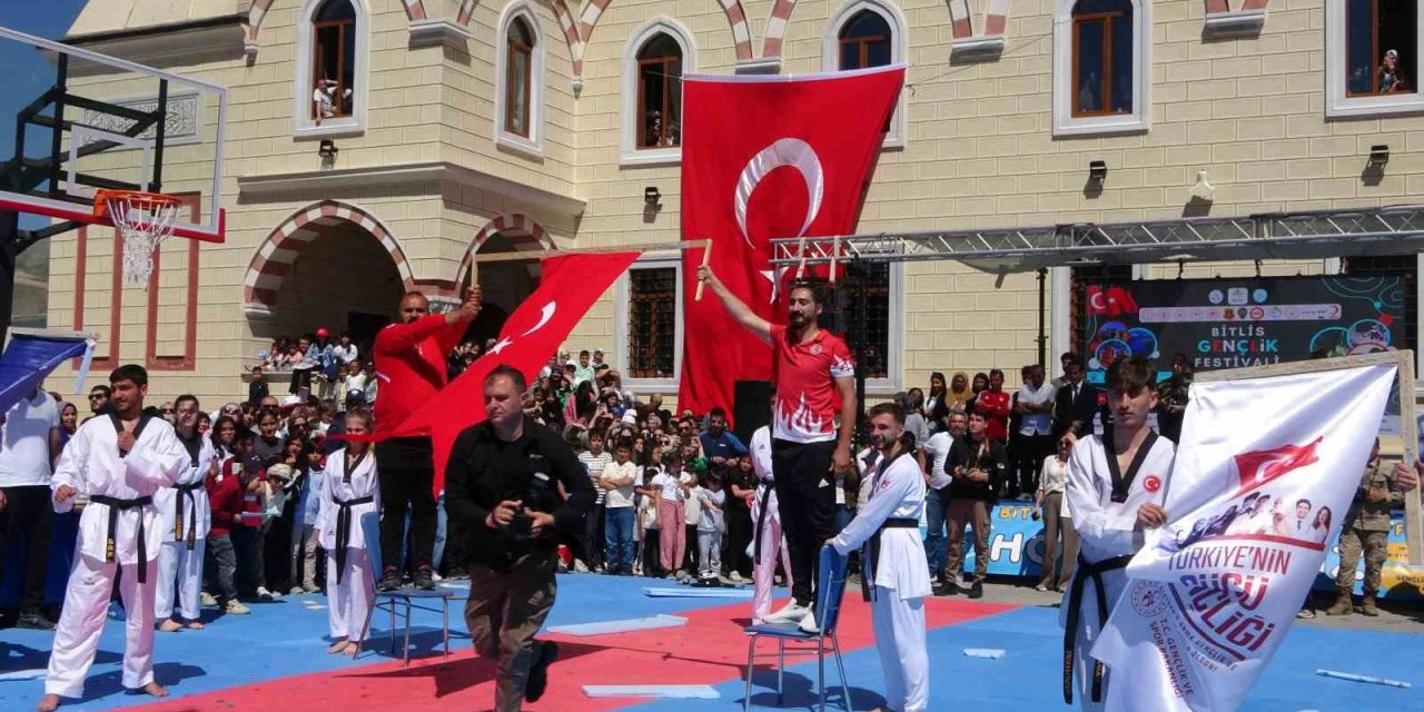 Bitlis’te 19 Mayıs kortejle başladı, festivalle devam etti