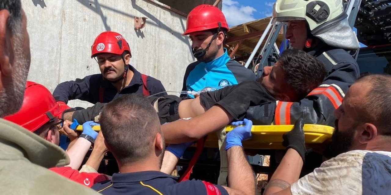 Vinçte fenalaşan operatör itfaiye erlerince indirilerek hastaneye kaldırıldı